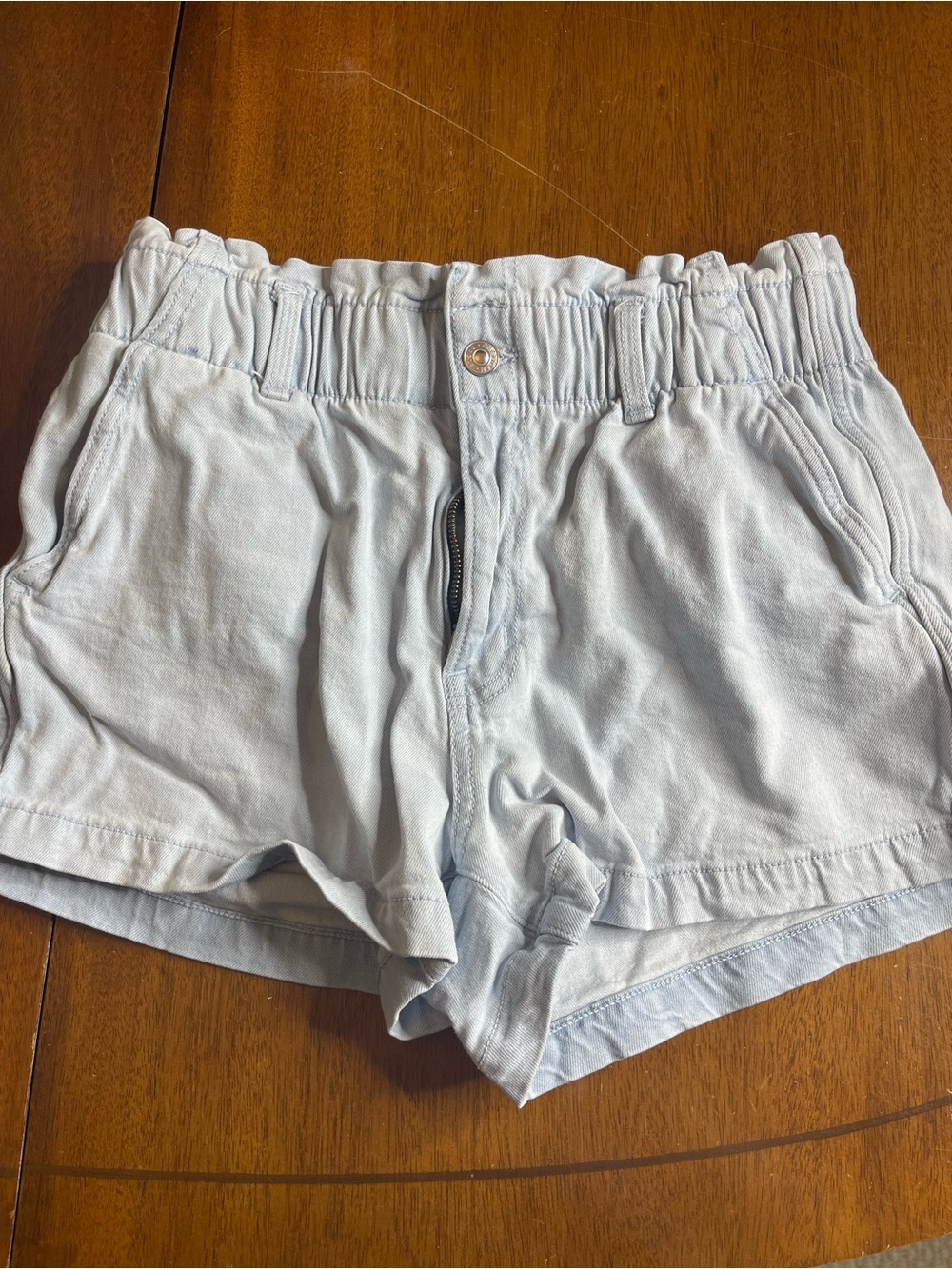 American Eagle High rise Mom Shorts light wash size 6 EUC